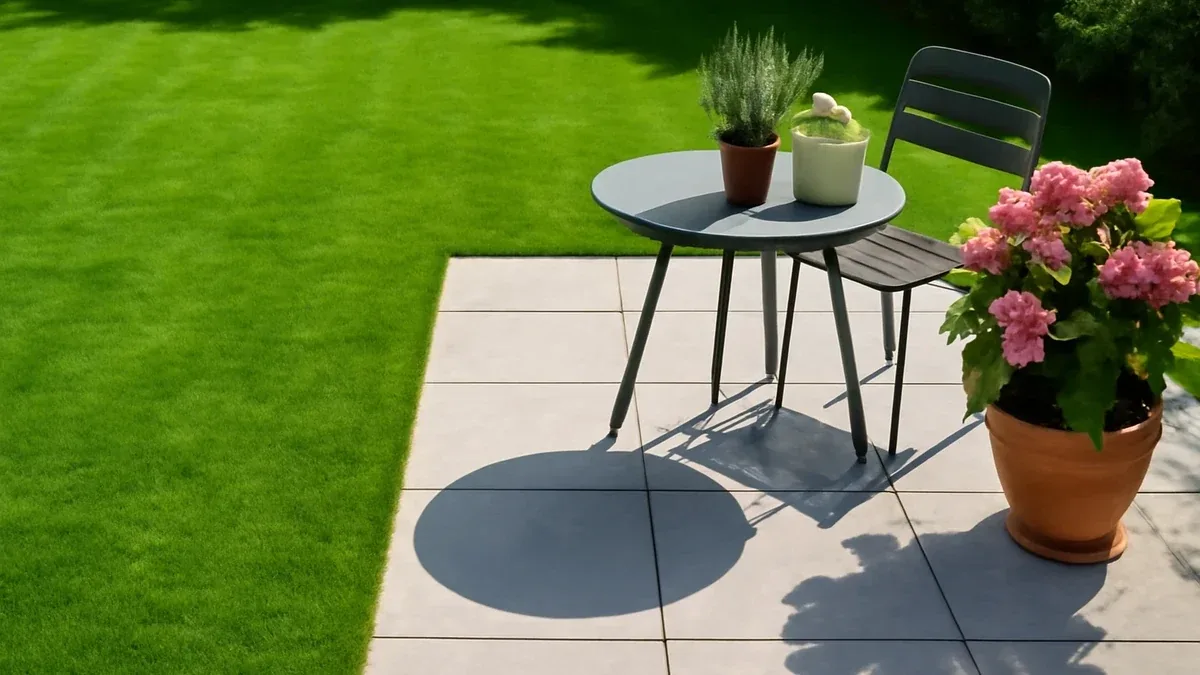 Prato sotto un tavolo da giardino: come gestire ombra e spostamenti degli arredi