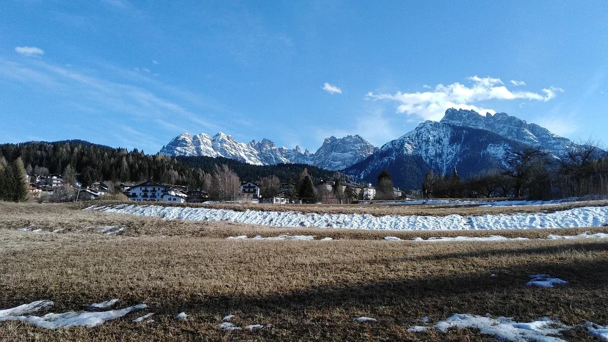 Prato con zone che si seccano prima delle altre: come confrontare terreno ed esposizione